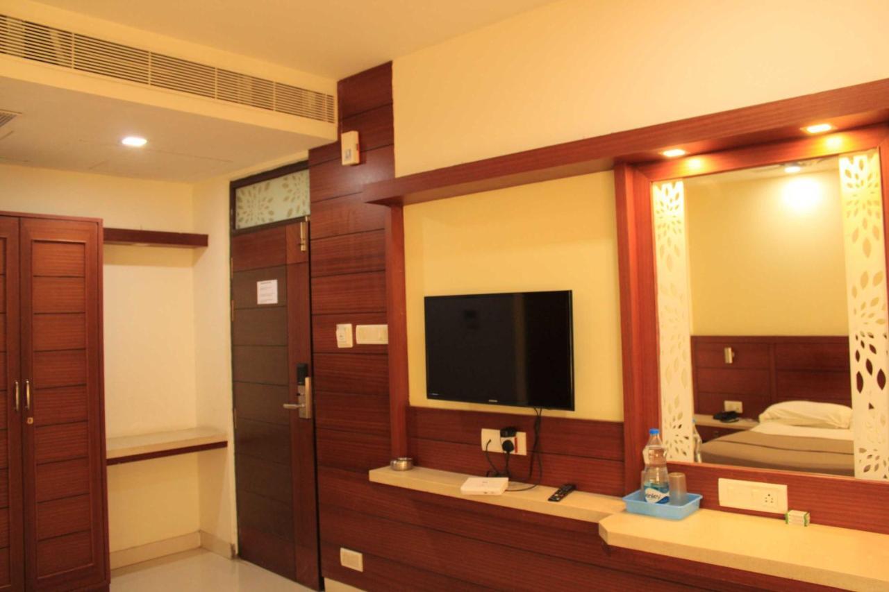 Hotel Venkadaramana Tower - Friendliness & Cleanliness Room Кумбаконам Екстер'єр фото